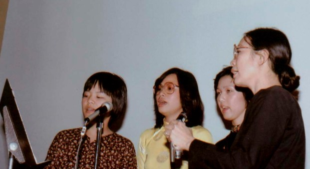 Ca sĩ Thu Hà, bên phải, cùng các gịong ca sinh viên Ninh Ngọc Bảo Khanh, Nguyễn Thị Huệ và Hà Thúy Dung