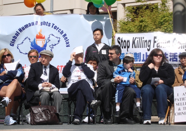Thi sĩ Nguyễn Chí Thiện, góc phải, trong buổi rước Đuốc Nhân Quyền ở San Francisco năm 2008