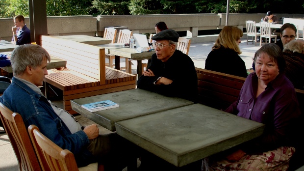 với Jean Libby và Steven Denny tại thư viện Moffitt, Đại học Berkeley