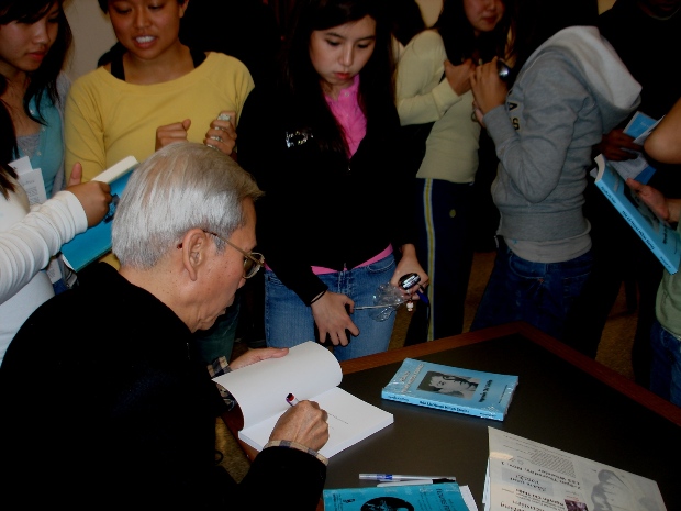 ra mắt sách Hanoi Hilton tại Đại học Berkeley tháng 11-2007