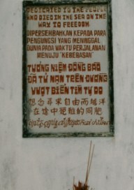 Bia tưởng niệm thuyền nhân trên đảo Galang, Indonesia 1986