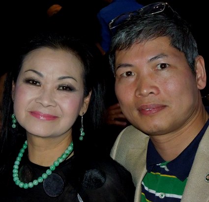 Khánh Ly và một người ái mộ trong đêm nhạc Trịnh ở San Jose 4/2012