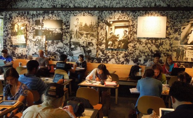 Free Speech Movenment Café, nằm cạnh thư viện Moffitt, với nhiều hình ảnh về lịch sử phong trào