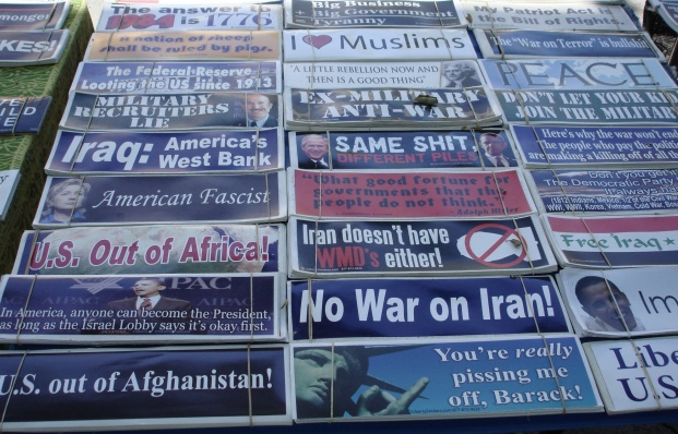 Trên phố Telegraph có bán nhiều khẩu hiệu phản đối những chính sách của chính phủ Hoa Kỳ