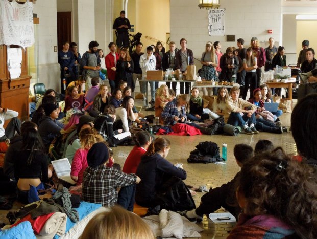Toạ kháng trong Wheeler Hall phản đối tăng học phí
