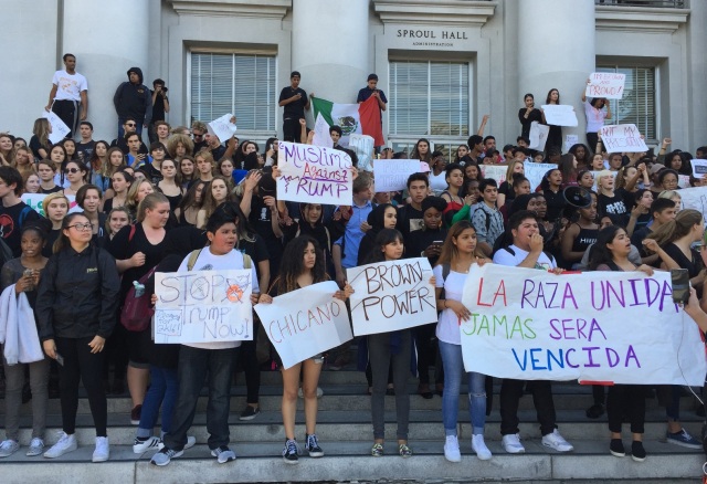 Sinh viên học sinh xuống đường trong khuôn viên Đại học Berkeley sáng ngày 9/11/2016