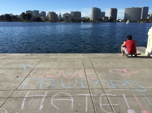 Tình yêu vượt thắng hận thù. Hàng chữ còn lại bên bờ hồ ở Oakland