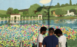 Bức tường bên hông quán cà phê Peet’s nơi cư dân viết lên những cảm xúc về bầu cử vừa qua (Ảnh: Bùi Văn Phú)
